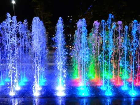 Fontanny synchronizowane z muzyką – jak działa nowoczesna technologia multimedialna