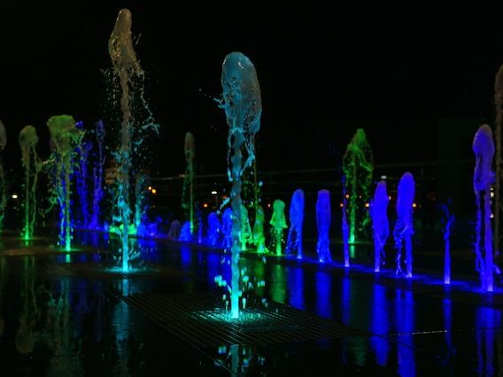 Korzyści z fontann synchronizowanych ze światłem dla miast – nowoczesne atrakcje miejskie